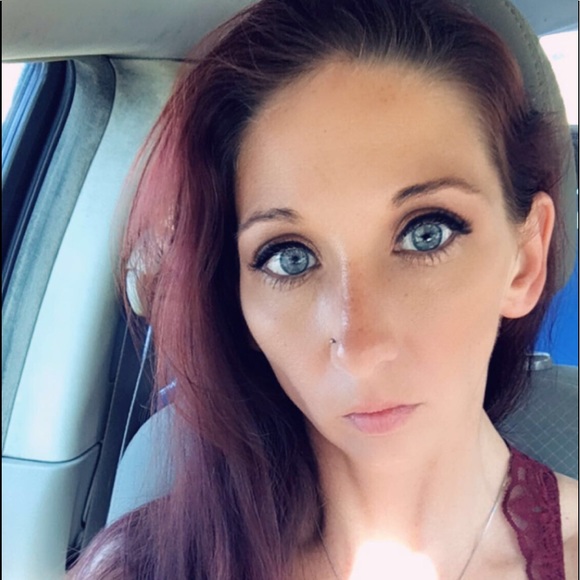 Meet your Posher, Tiffanie - Picture 3 of 4